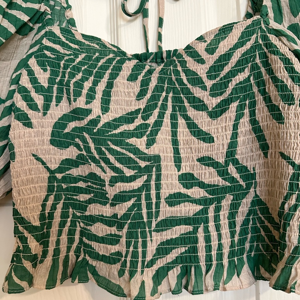 H&M Green and Tan Leaf Print Women's Top size small - Picture 3 of 9